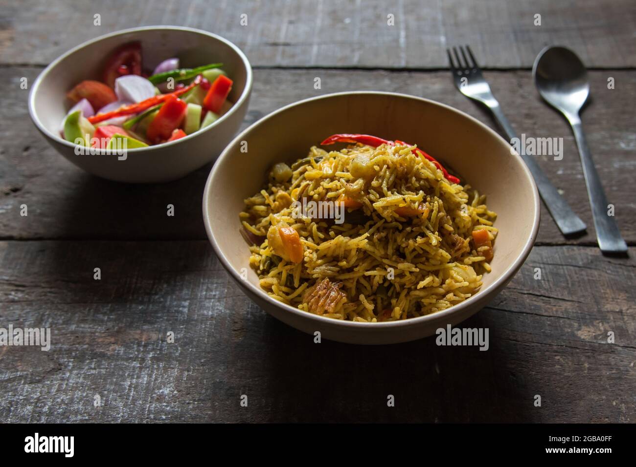 Gemüse tawa Pulao oder Pilau ist ein indisches Essen, das aus Basmati-Reis, Gemüse und einer Mischung aus indischen Gewürzen zubereitet wird. Nahaufnahme. Stockfoto