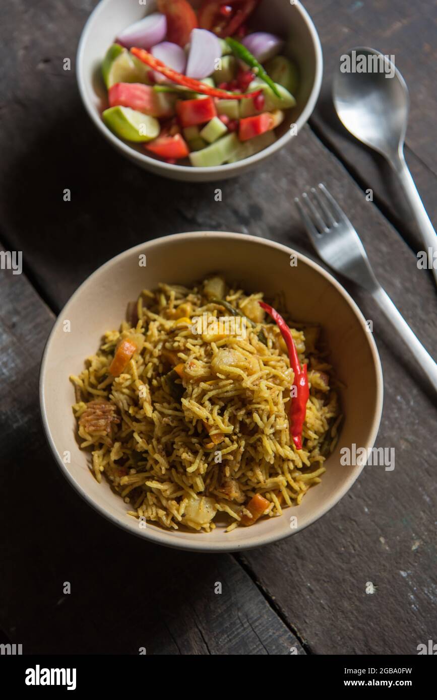 Gemüse tawa Pulao oder Pilau ist ein indisches Essen, das aus Basmati-Reis, Gemüse und einer Mischung aus indischen Gewürzen zubereitet wird. Draufsicht Stockfoto