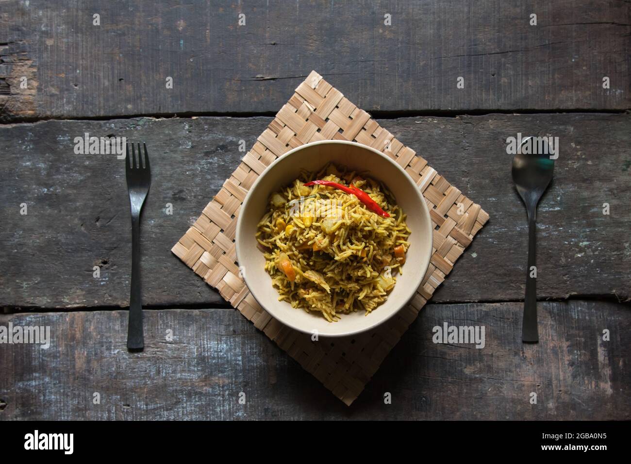 Gemüse tawa Pulao oder Pilau ist ein indisches Essen, das aus Basmati-Reis, Gemüse und einer Mischung aus indischen Gewürzen zubereitet wird. Stockfoto