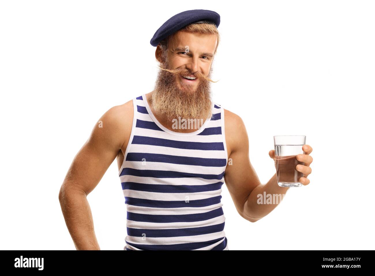 Lächelnder bärtiger junger Mann, der ein Glas Wasser auf weißem Hintergrund hält Stockfoto