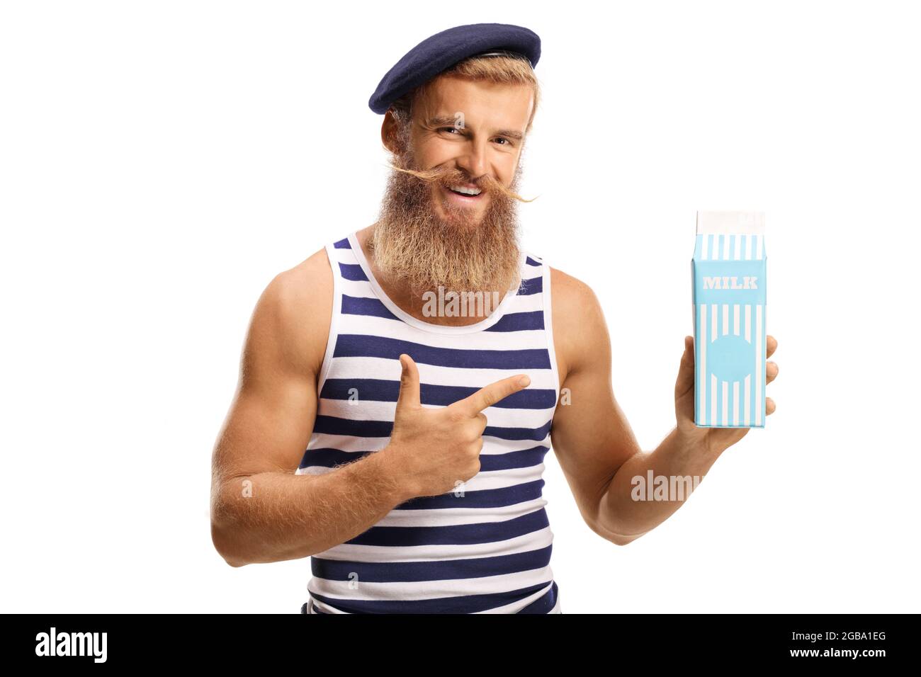 Bärtiger Mann, der eine Papppackung Milch hält und isoliert auf weißen Hintergrund zeigt Stockfoto