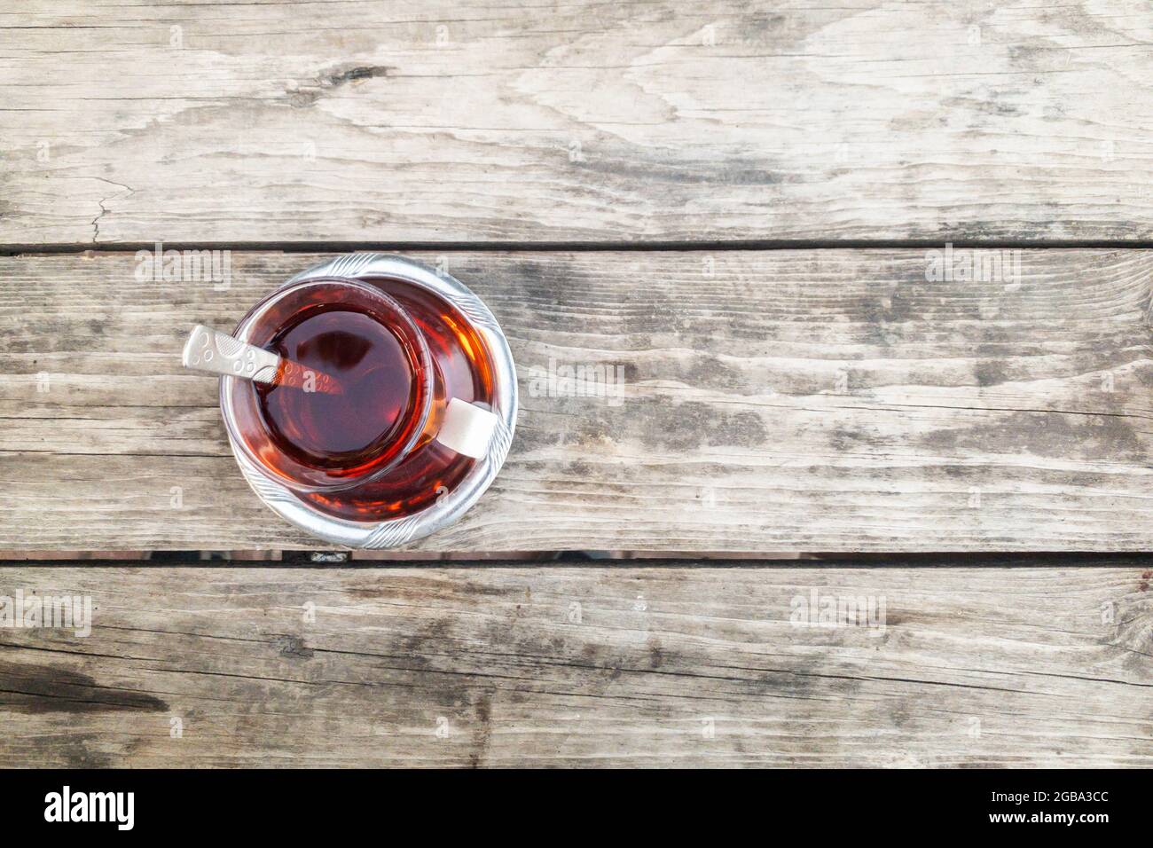 Ein Glas Tee isoliert auf einem Tisch aus natürlichem braunem Hartholz. Strukturiertes Hintergrundbild. Hochwertige Fotos Stockfoto