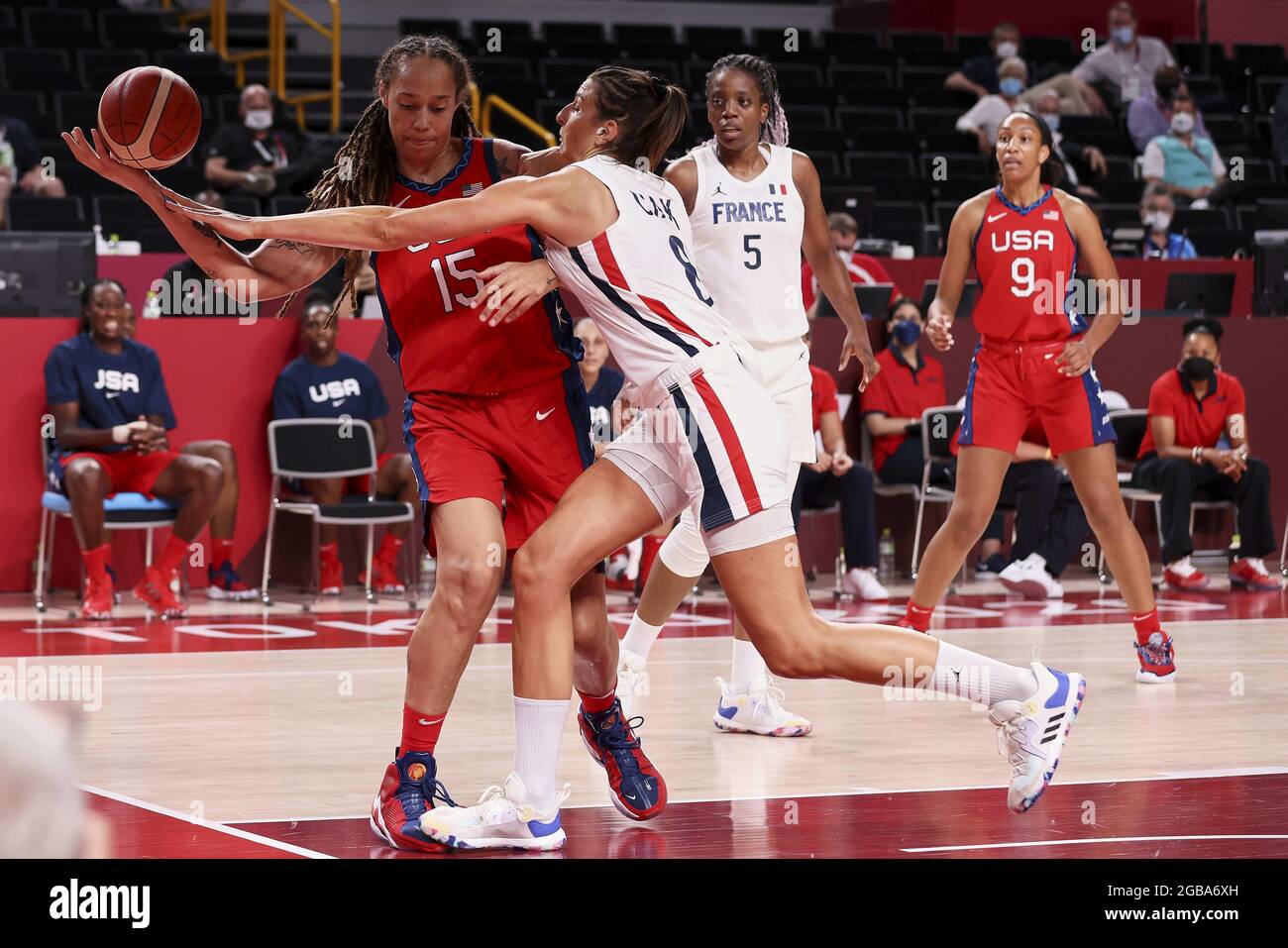 Helena CIAK (8) aus Frankreich und Brittney GRINER (15) aus den USA während der Olympischen Spiele Tokio 2020, Basketball-Frauen-Vorrunde Gruppe B zwischen Frankreich und den USA am 2. August 2021 in der Saitama Super Arena in Tokio, Japan - Foto Ann-Dee Lamour / CDP MEDIA / DPPI Stockfoto