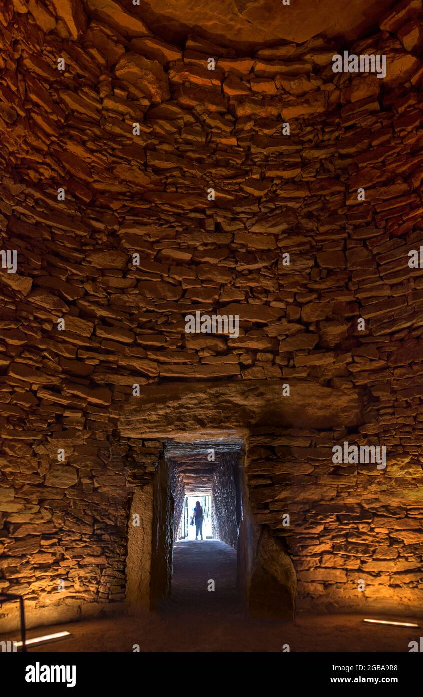 Frau geht aus Tholos de El Romeral, Antequera, Malaga, Spanien Stockfoto
