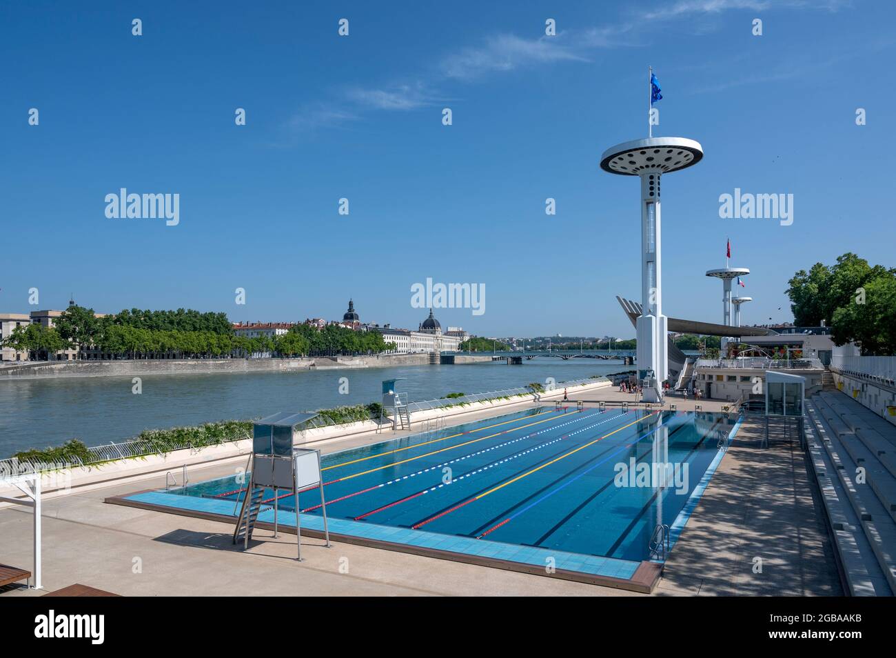 Das öffentliche Schwimmbadzentrum Nautique Tony Bertrand an den Kais Rhône von Lyon, Frankreich Stockfoto