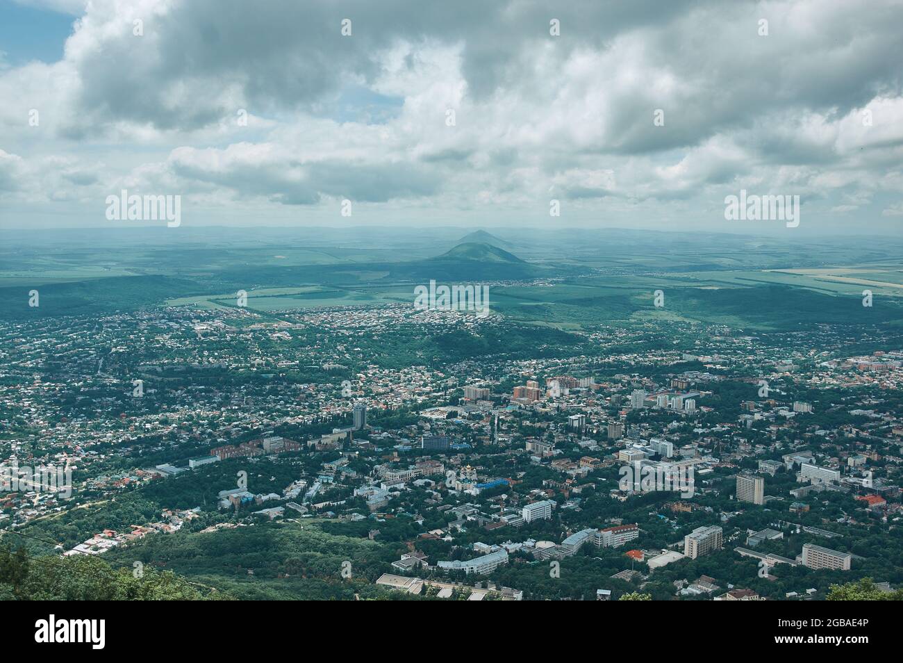 Blick auf die Stadt Pyatigorsk von der Spitze des Berges Maschuk., Stadt in der Region Stawropol, Russland am Fluss Podkumok gelegen, älteste Kurorte Stockfoto