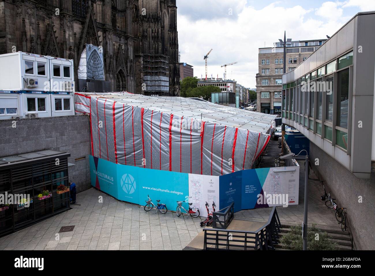 Die 70 Meter breite Treppe vom Hauptbahnhof-Vorplatz zum Dom wird renoviert, Dach der Baustelle, Köln, Deutschland. Stockfoto