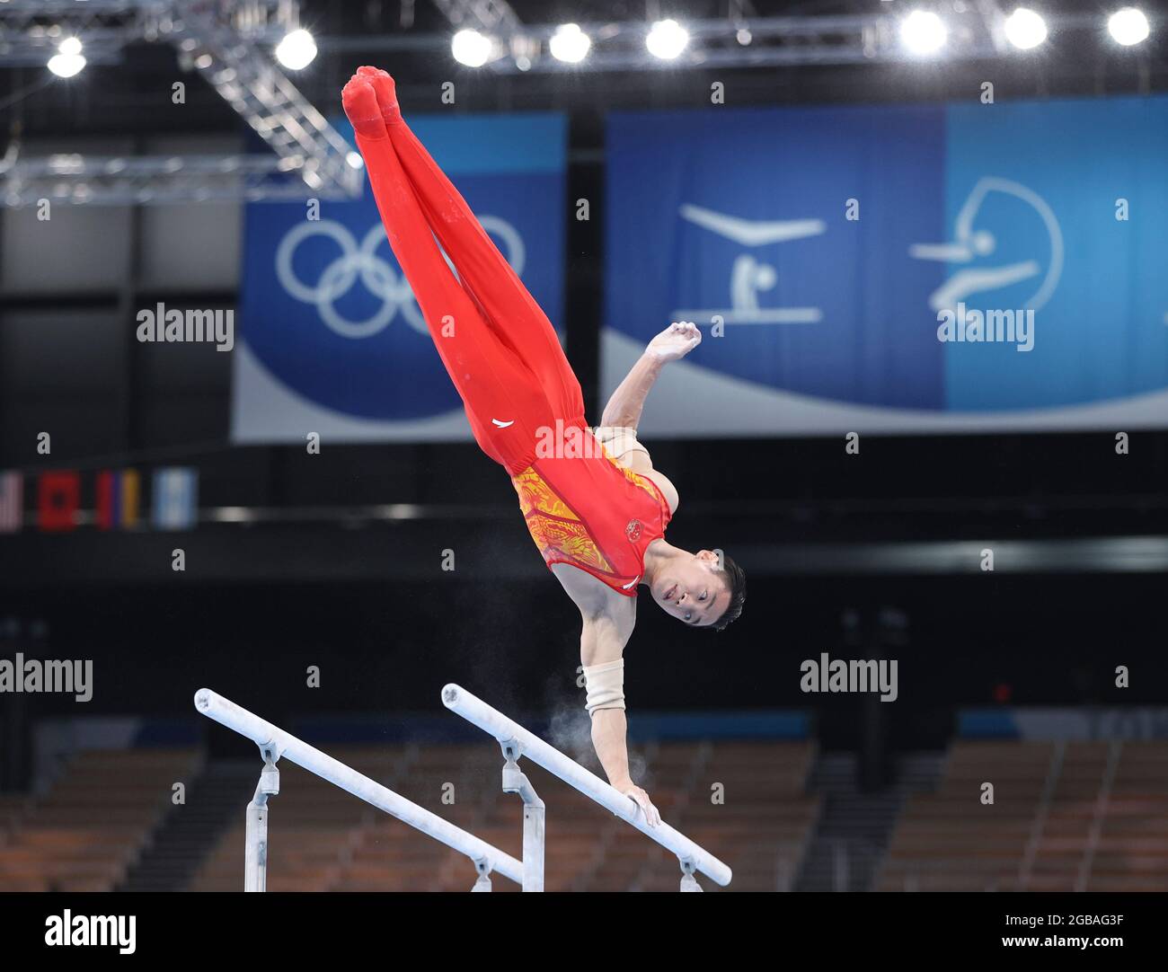 (210803) -- TOKIO, 3. August 2021 (Xinhua) -- Zou Jingyuan aus China tritt während des Finales der Männer im Kunstturnen bei den Olympischen Spielen 2020 in Tokio, Japan, am 3. August 2021 an. (Xinhua/Zheng Huansong) Stockfoto
