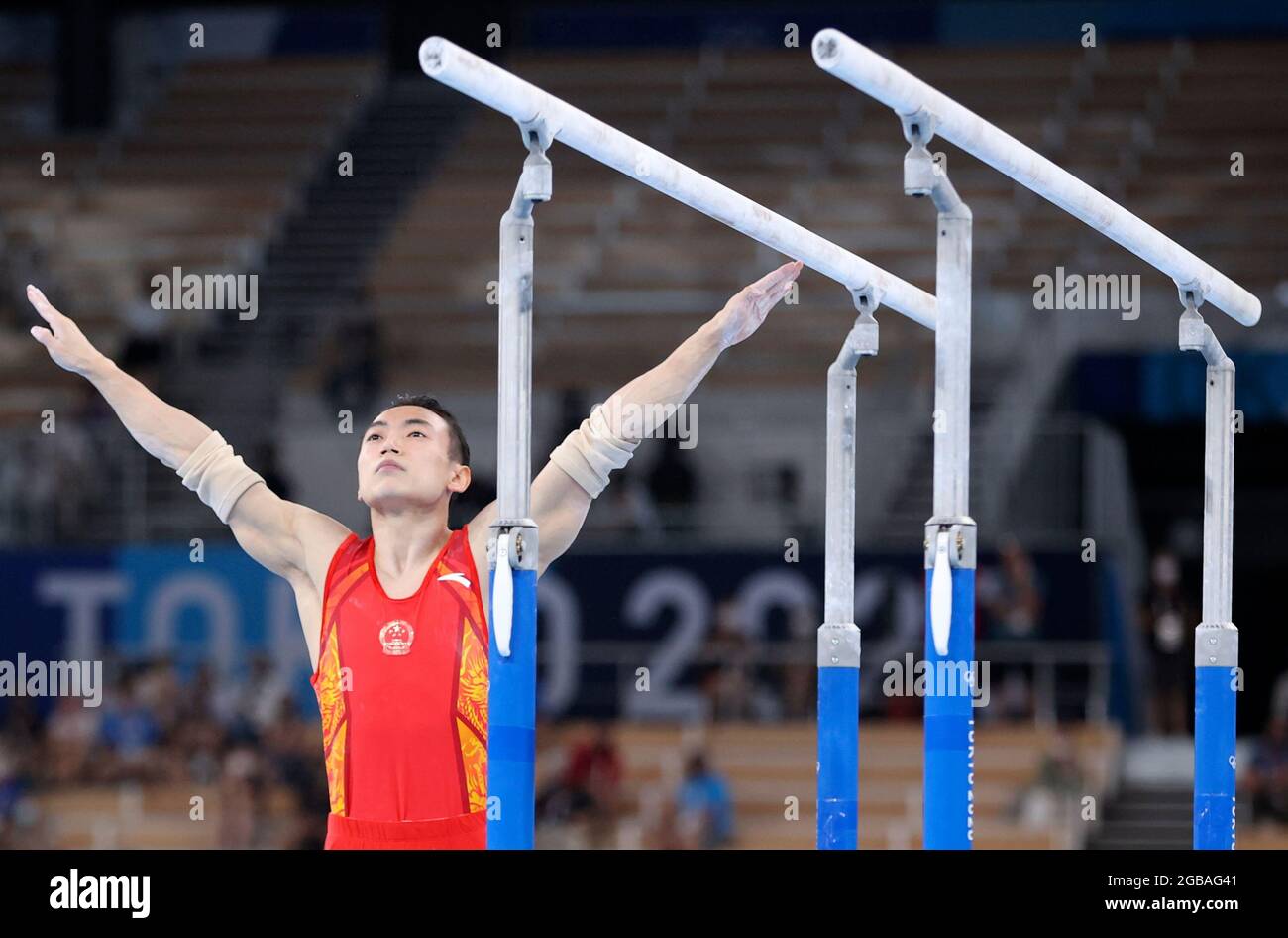 (210803) -- TOKIO, 3. August 2021 (Xinhua) -- Zou Jingyuan aus China reagiert während des Finales der Männer im Kunstturnen-Parallelbarren bei den Olympischen Spielen 2020 in Tokio, Japan, am 3. August 2021. (Xinhua/Zheng Huansong) Stockfoto
