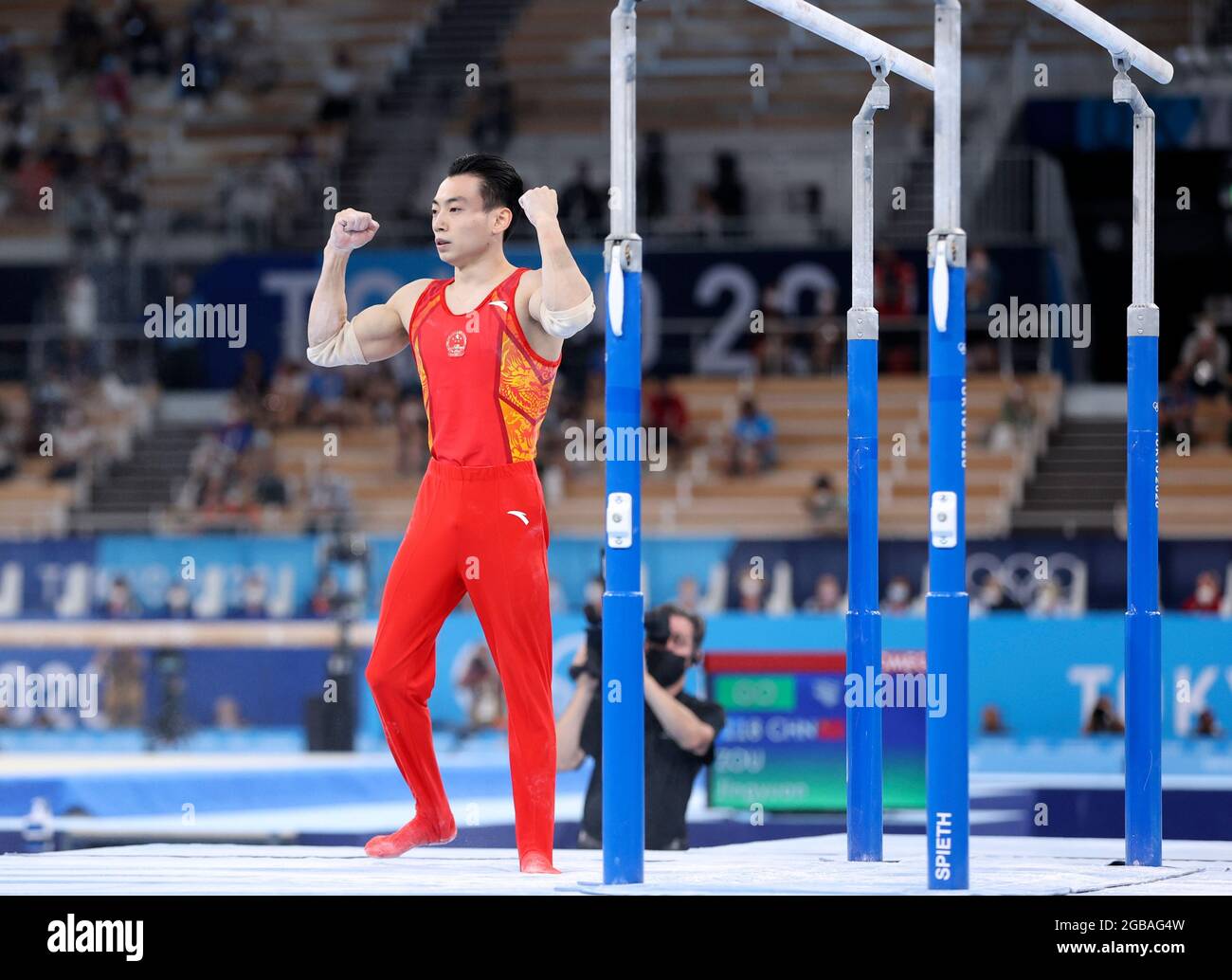 (210803) -- TOKIO, 3. August 2021 (Xinhua) -- Zou Jingyuan aus China tritt während des Finales der Männer im Kunstturnen bei den Olympischen Spielen 2020 in Tokio, Japan, am 3. August 2021 an. (Xinhua/Zheng Huansong) Stockfoto