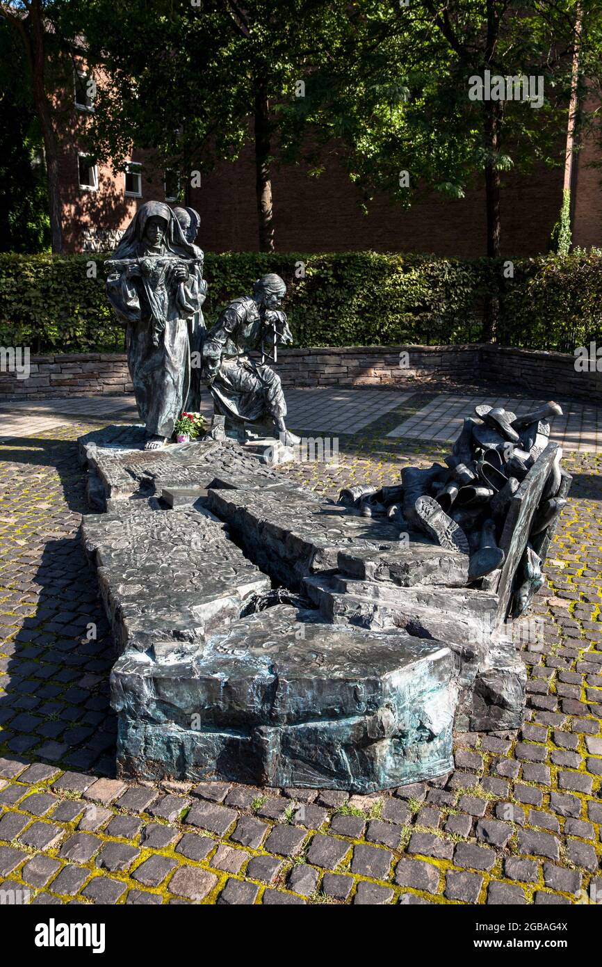 Edith-Stein-Denkmal des Bildhauers Bert Gerresheim am Boersenplatz / Kardinal-Frings-Straße, Köln, Deutschland. Edith Stein Denkmal von Bildhauer Bert G Stockfoto