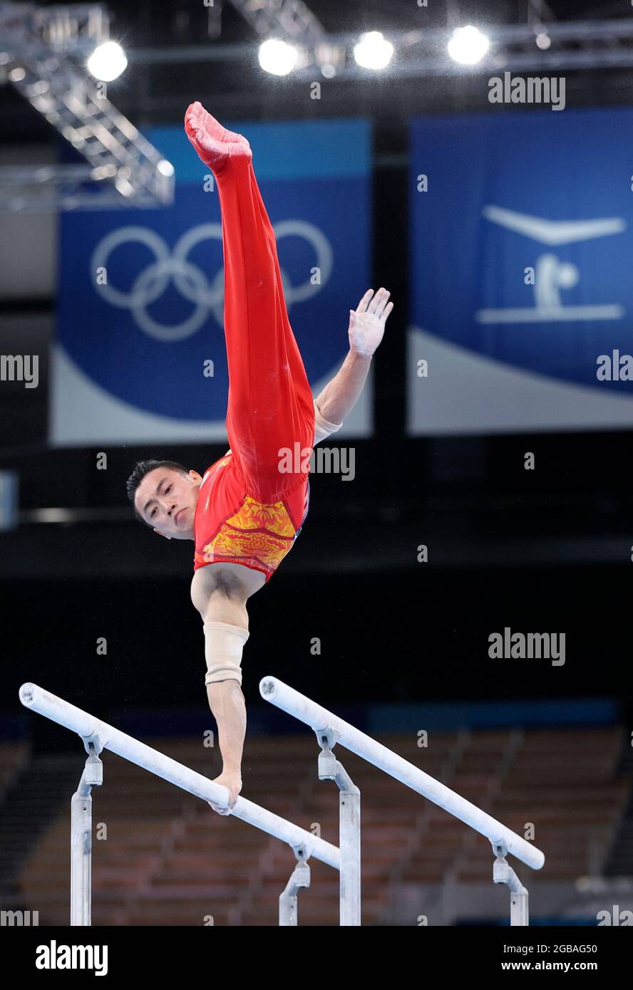 (210803) -- TOKIO, 3. August 2021 (Xinhua) -- Zou Jingyuan aus China tritt während des Finales der Männer im Kunstturnen bei den Olympischen Spielen 2020 in Tokio, Japan, am 3. August 2021 an. (Xinhua/Zheng Huansong) Stockfoto
