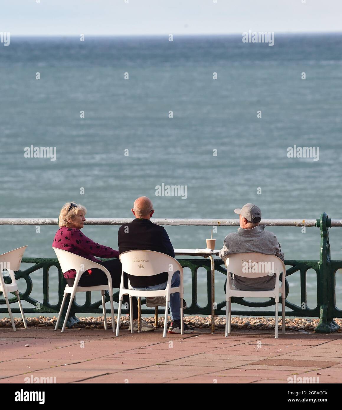 Brighton UK 3. August 2021 - Zeit für einen entspannten Morgenkaffee an der Strandpromenade von Brighton bei einer Mischung aus Sonnenschein und Duschen mit unruhiger Wettervorhersage für den späteren Verlauf der Woche in ganz Großbritannien : Credit Simon Dack / Alamy Live News Stockfoto