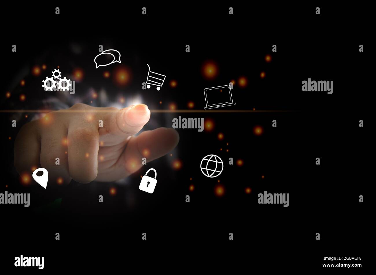 Geschäftsmann berühren digitale Geschäftsikone, Marketing und Shopping Social Online-Netzwerk-Verbindung auf moderne virtuelle Schnittstelle. Stockfoto