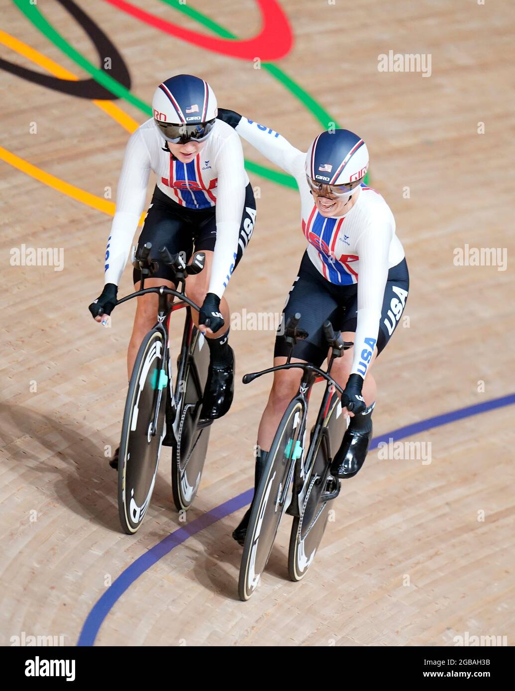 Die USA Megan Jastrab und Jennifer Valente feiern beim Track Cycling auf dem Izu Velodrome am elften Tag der Olympischen Spiele in Tokio 2020 in Japan den Bronzemieg in der Verfolgung der Frauen-Teams. Bilddatum: Dienstag, 3. August 2021. Stockfoto