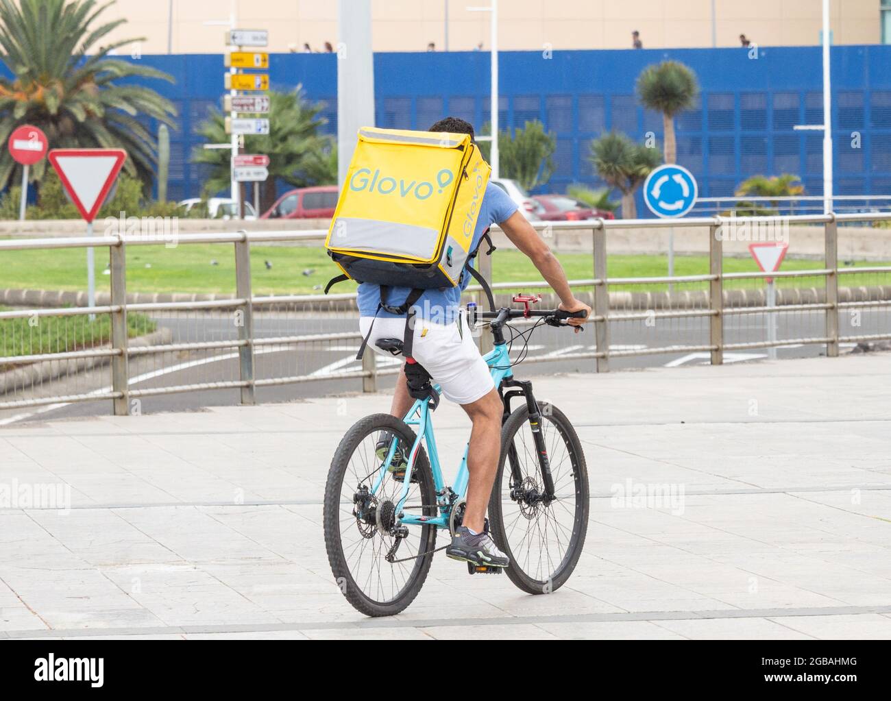 Glovo Fahrradkurier in Spanien Stockfoto