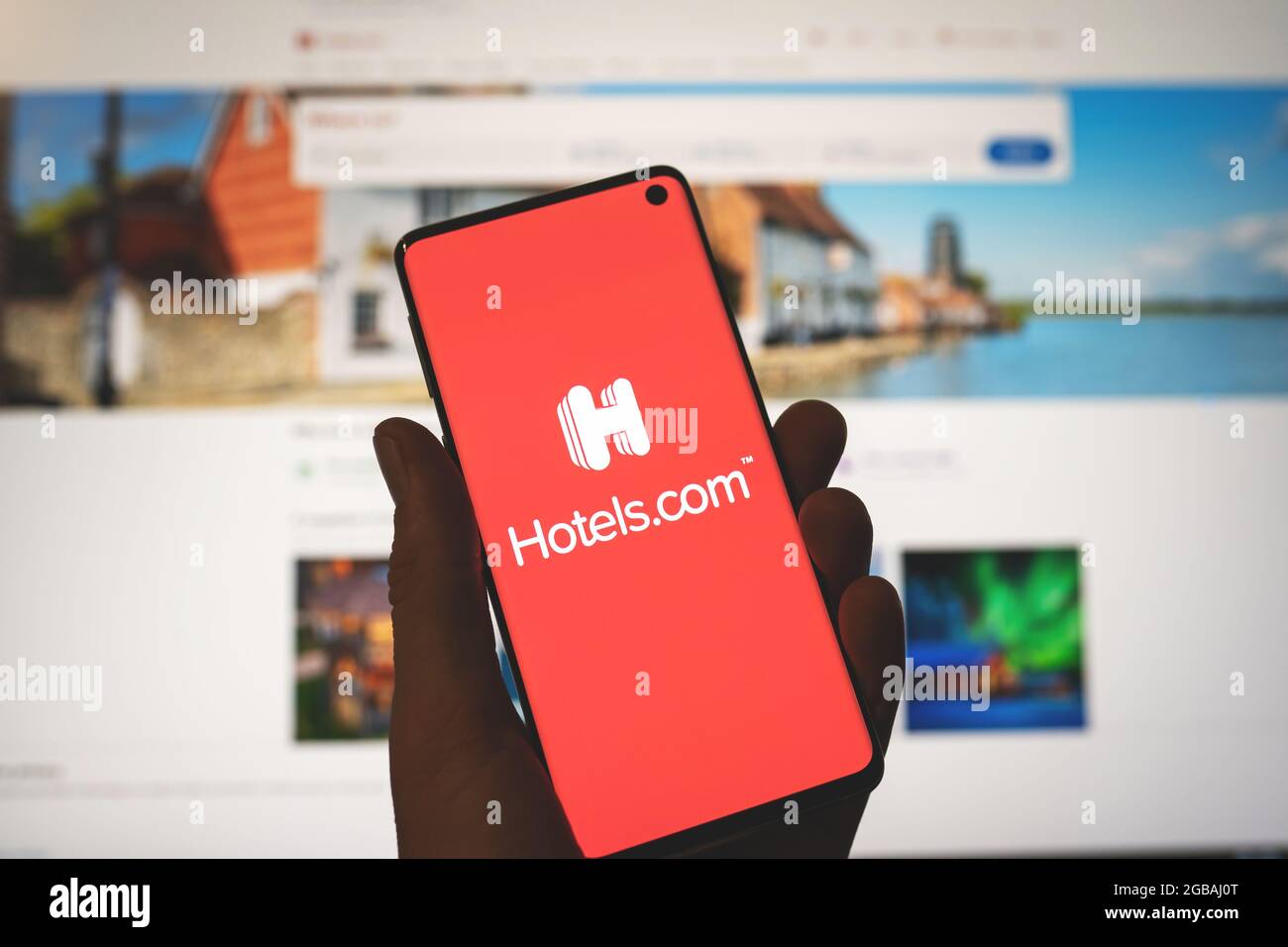 Hotels.com Logo auf dem Smartphone in der Hand mit verschwommenem Website-Hintergrund. App für Hotelbuchungen. Swansea, Großbritannien - 27. Juli 2021 Stockfoto