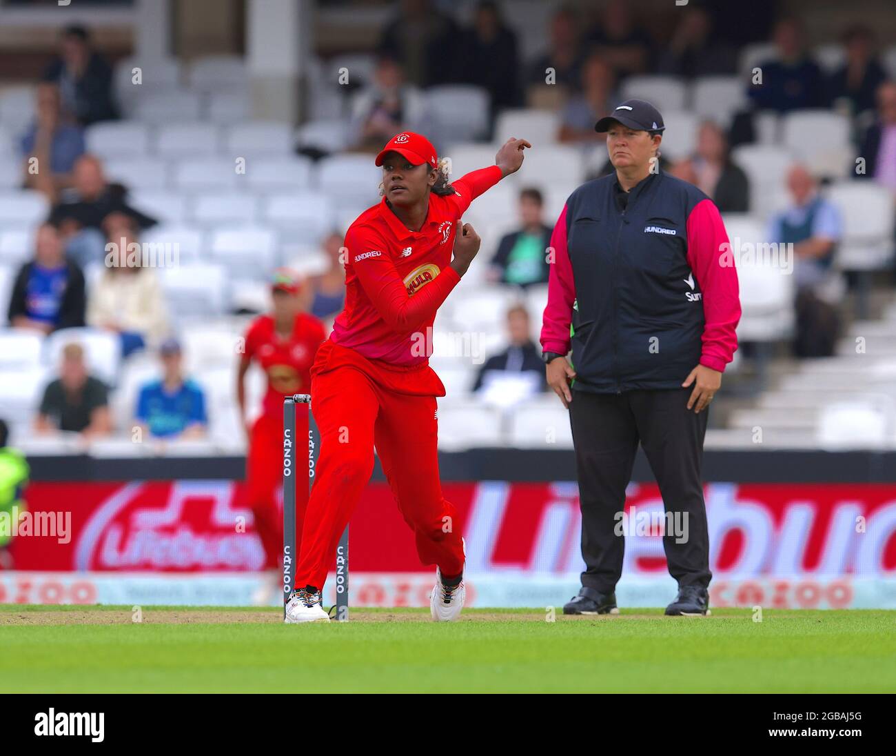 2. August 2021. London, Großbritannien. Hayley Matthews vom Welsh Fire Bowling, als die Oval Invincibles beim Cricket-Wettbewerb der Hundert Frauen beim Kia Oval das Welsh Fire übernehmen. The Hundred ist ein brandneues Cricket-Format, das von der EZB eingeführt wurde. David Rowe/ Alamy Live News. Stockfoto