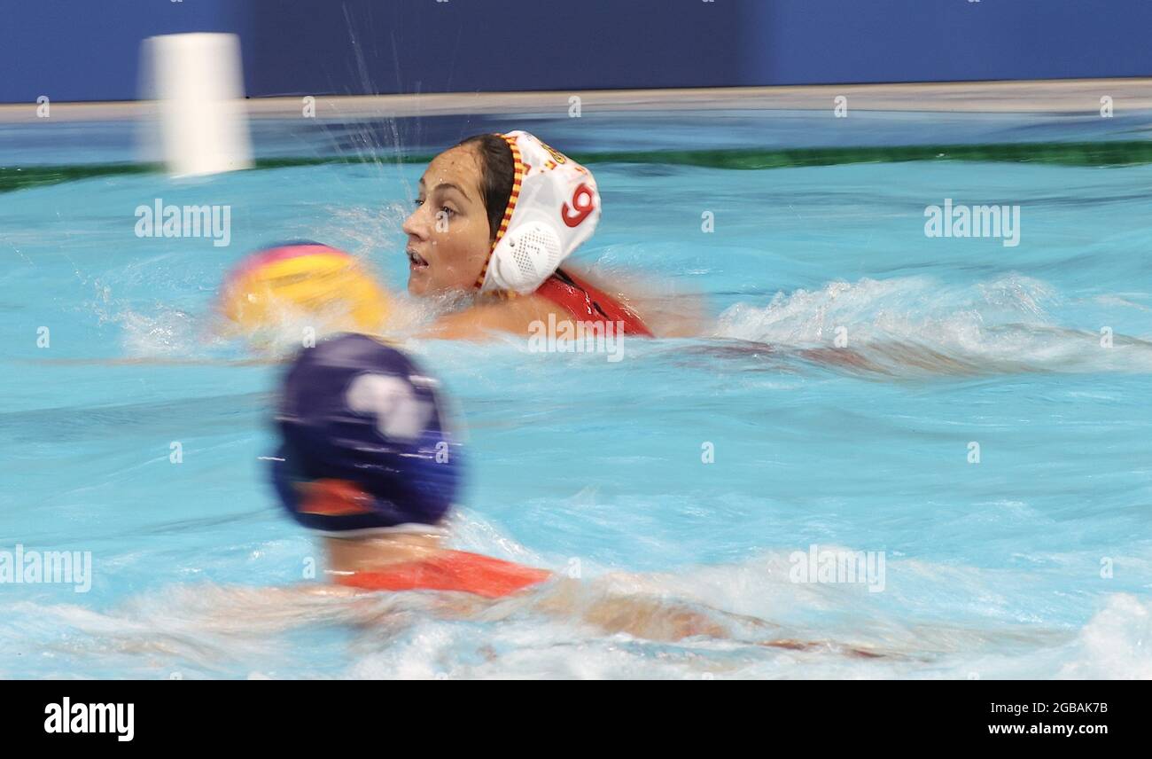 Tokio, Japan. August 2021. Judith Forca Ariza aus Spanien tritt beim Frauen-Viertelfinale des Wasserpolo-Wettbewerbs zwischen China und Spanien bei den Olympischen Spielen 2020 in Tokio, Japan, am 3. August 2021 an. Quelle: Ding Xu/Xinhua/Alamy Live News Stockfoto