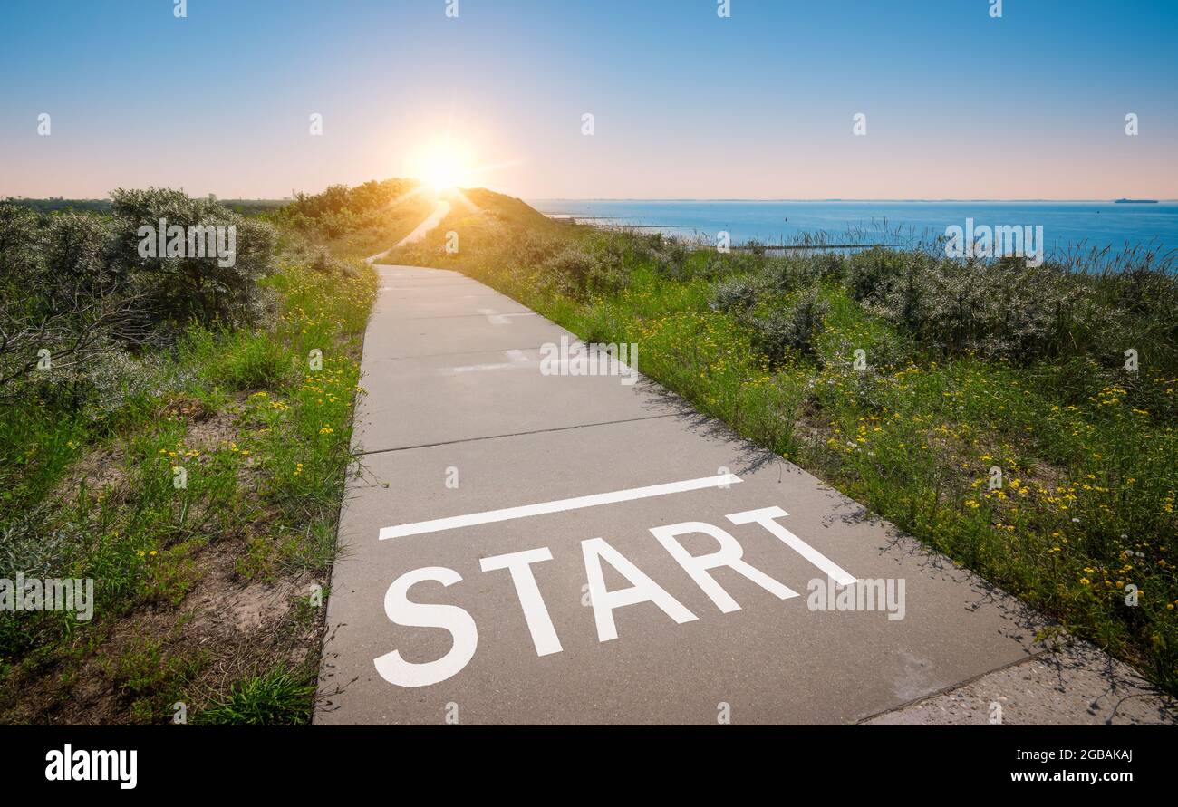 Startlinie Straße bei Sonnenaufgang. Stockfoto