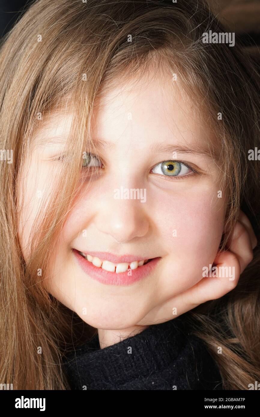 Nahaufnahme Porträt eines glücklichen lächelnden kaukasischen Kindes Mädchen. Lächelndes Kind. Positive Emotionen. Stockfoto