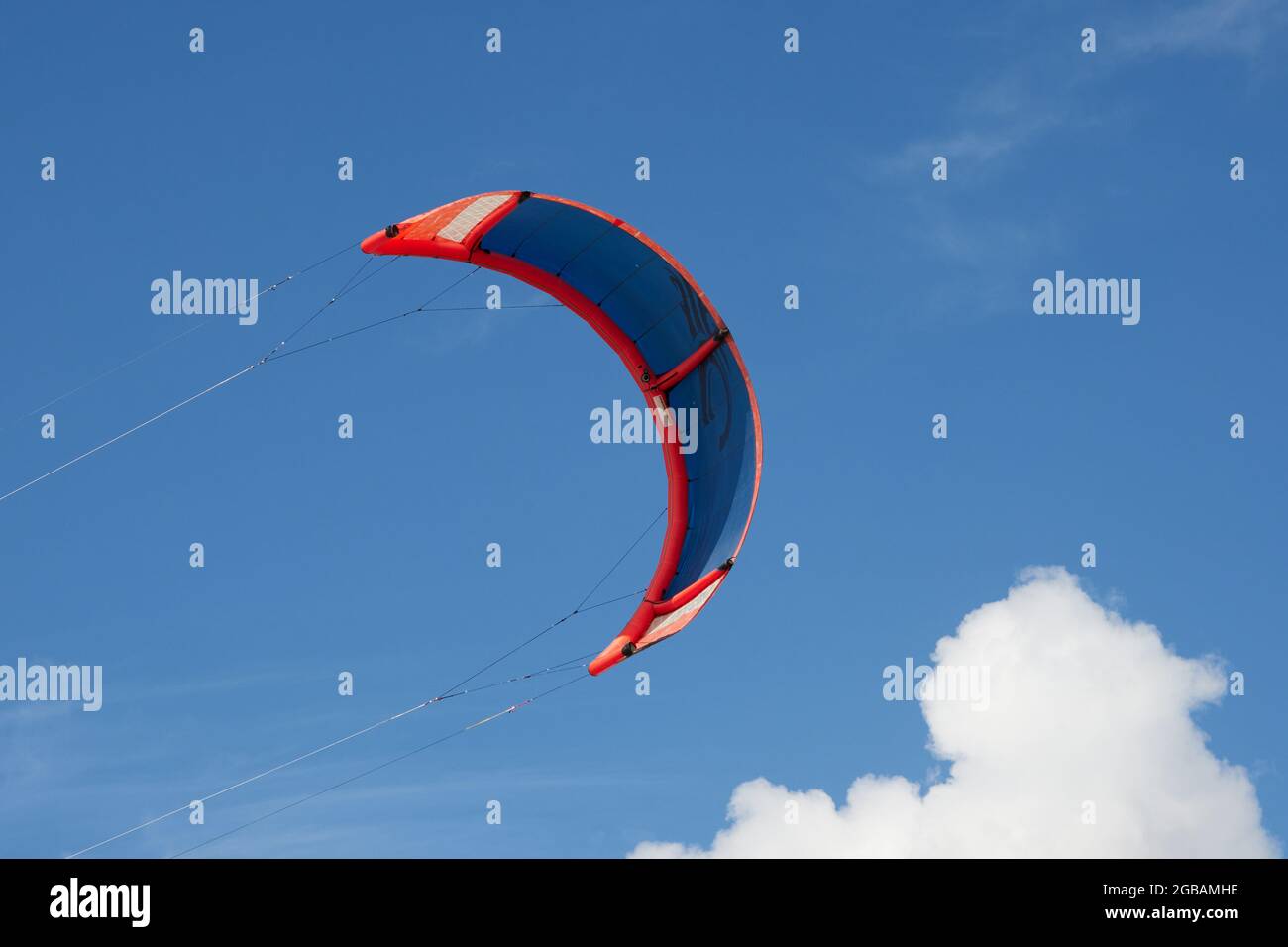 Kite-Surfen Windfolien gegen den blauen Himmel gesehen Stockfotografie -  Alamy