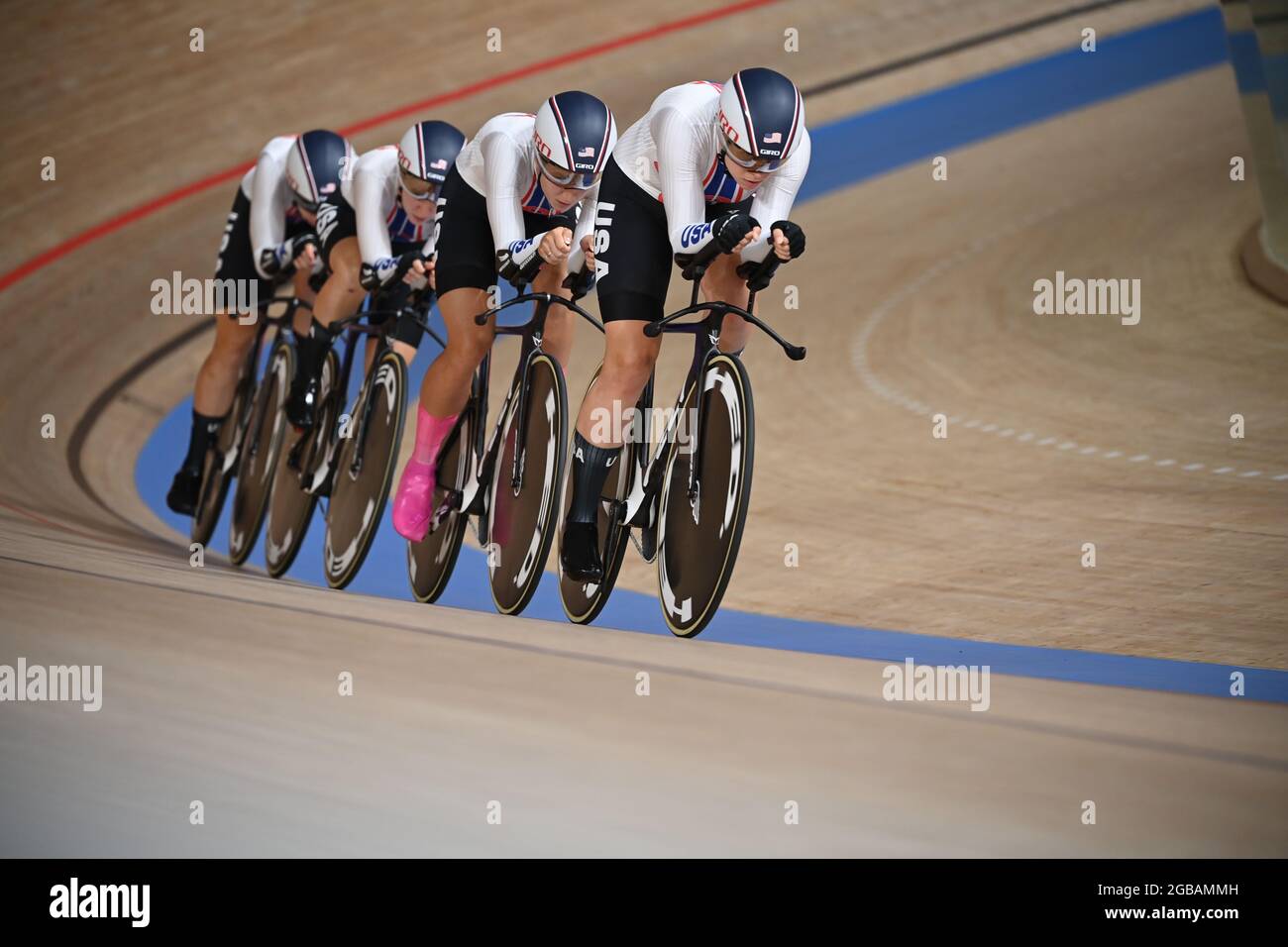Izu, Japan. August 2021. Radsport/Rennstrecke: Olympische Spiele, Vorlauf 4000m Team Pursuit, Frauen, Rennen auf dem Izu Velodrome. Megan Jastrab, Chloe Dygert, Emma White und Jennifer Valente (r-l) aus den USA in Aktion. Quelle: Sebastian Gollnow/dpa/Alamy Live News Stockfoto