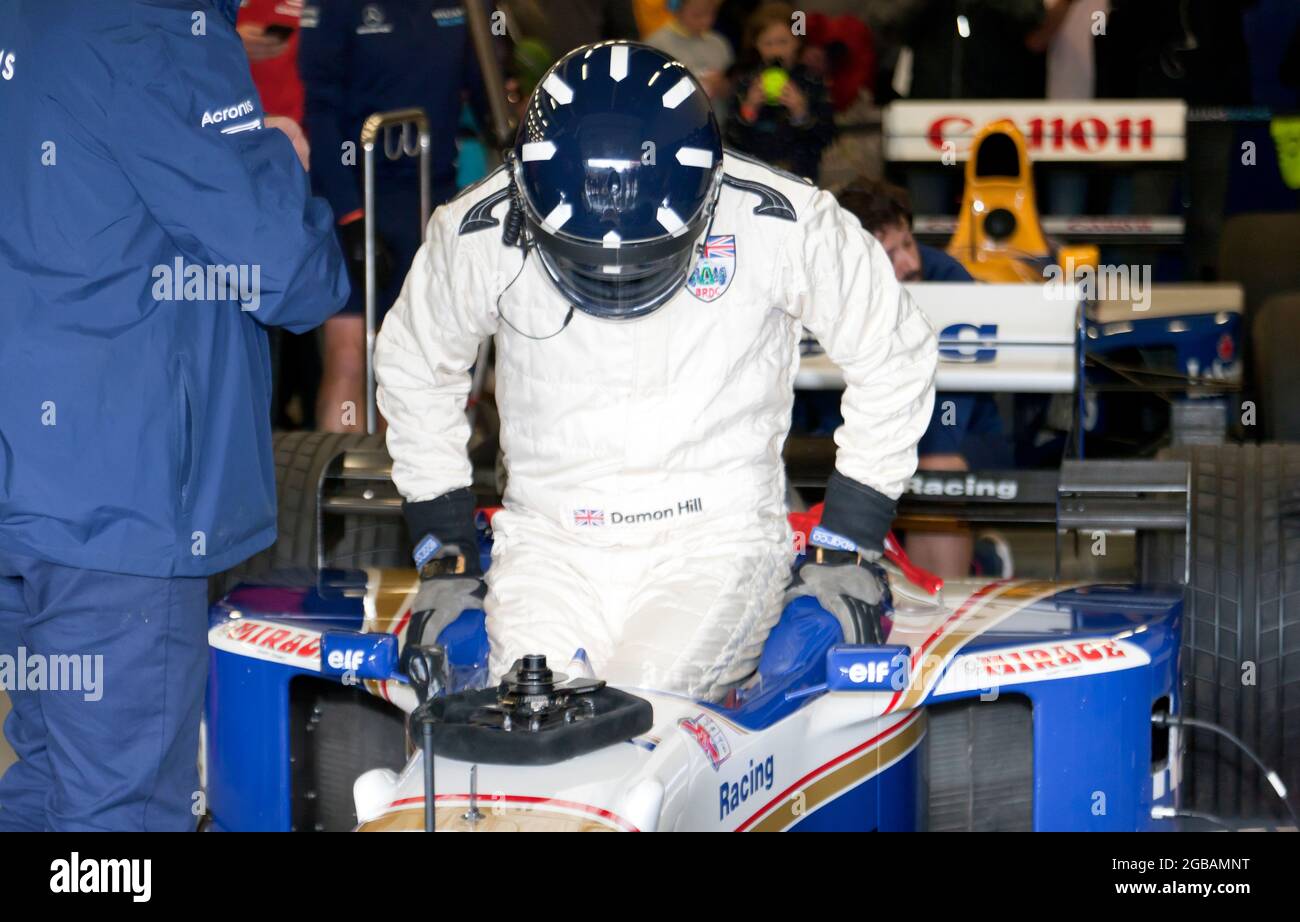 Damon Hill stieg in das Cockpit seines Meisterschaftssiegers Williams FW18 Formel-1-Auto ein, bevor er mehrere Hochgeschwindigkeits-Demonstrationsrunden bei Silverstone Classic 2021 absolvierte Stockfoto