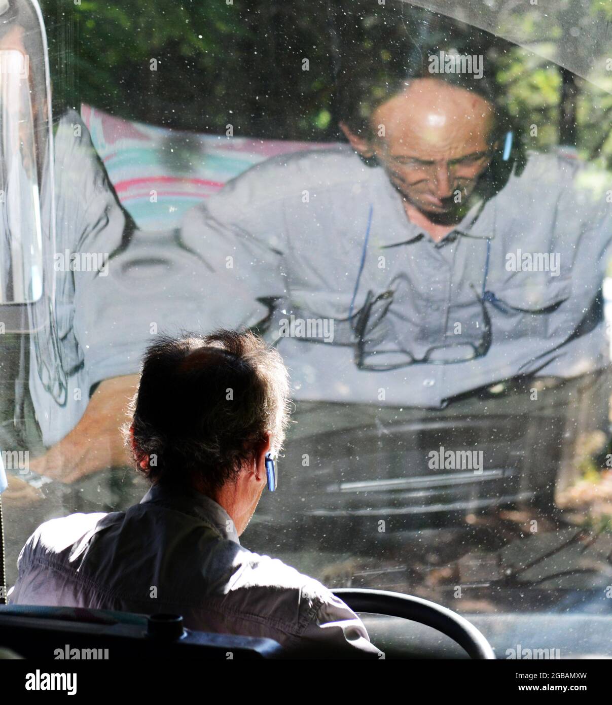 Eine Reflektion eines italienischen Busfahrers. Stockfoto