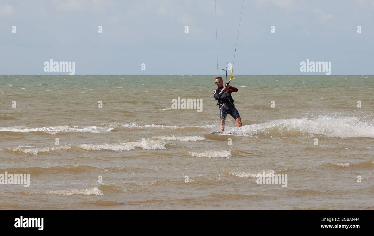 Kitesurfer hat an der Südküste Großbritanniens geübt. Stockfoto