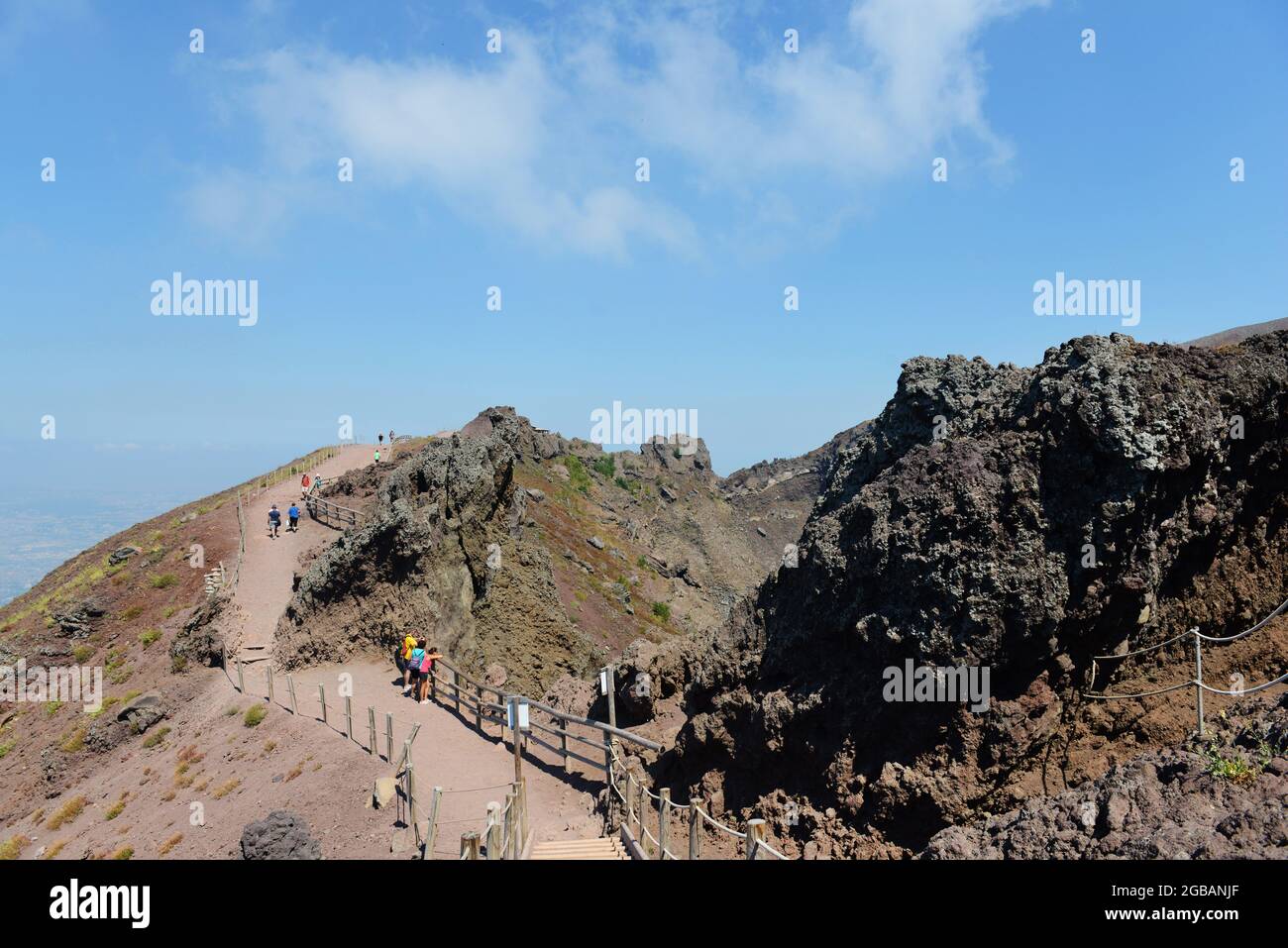 Wanderer auf dem Krater des Vulkans Vesuv in Kampanien, Italien. Stockfoto