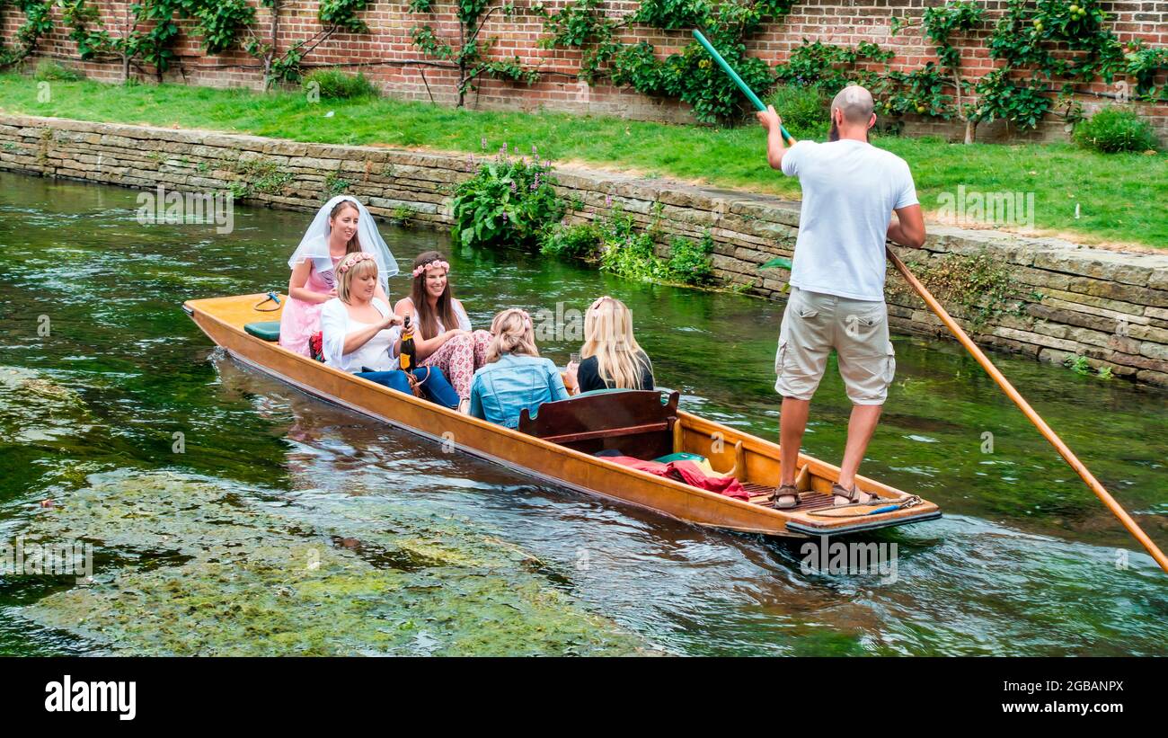 Junggesellinnenabschied auf einem Punt Reise Fluss Stour Westgate Gärten Canterbury Kent Stockfoto