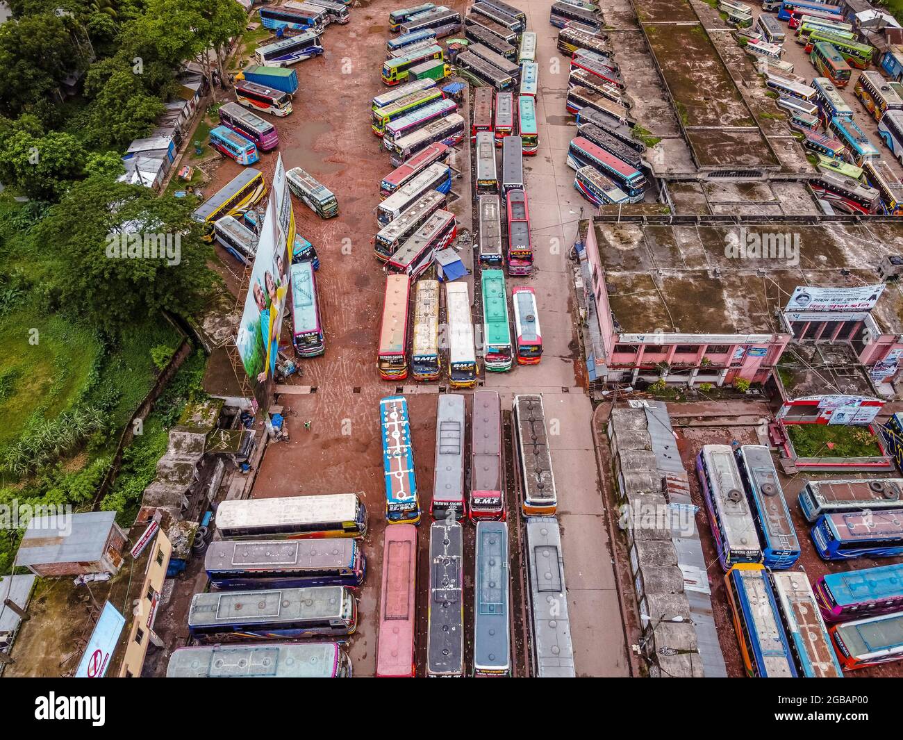 Barishal, Banglades, 3. August 2021: Luftaufnahme mit einer Drohne, von Bussen, die am Barishal Bus Stand, einem der belebtesten Bushaltestellen in der südlichen Region in Bangladesch, anstehen, inmitten einer Sperrwoche in Bangladesch, um die Verbreitung von Covid-19 zu stoppen. Quelle: Mustasinur Rahman Alvi / Eyepix Group/Alamy Live News Stockfoto