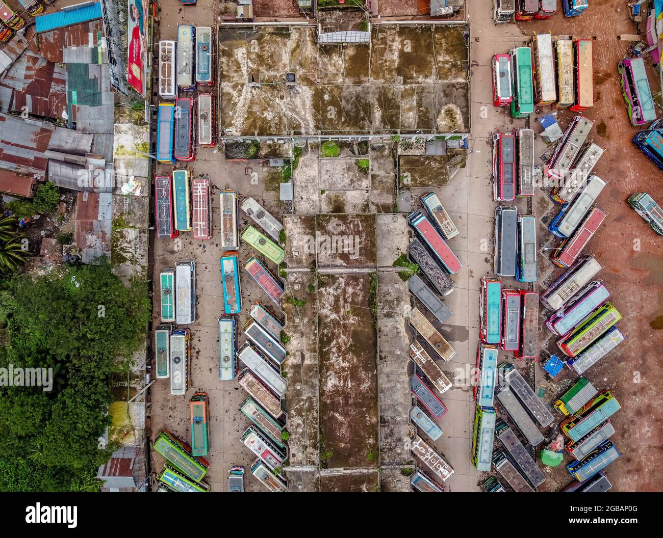 Barishal, Banglades, 3. August 2021: Luftaufnahme mit einer Drohne, von Bussen, die am Barishal Bus Stand, einem der belebtesten Bushaltestellen in der südlichen Region in Bangladesch, anstehen, inmitten einer Sperrwoche in Bangladesch, um die Verbreitung von Covid-19 zu stoppen. Quelle: Mustasinur Rahman Alvi / Eyepix Group/Alamy Live News Stockfoto