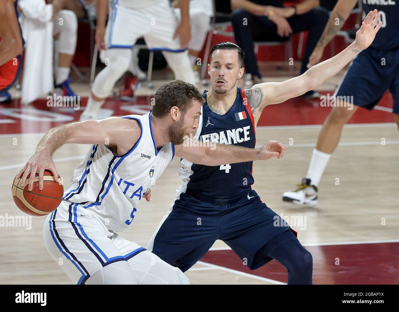 Tokio, Japan. August 2021. Der französische Thomas Heurtel verteidigt den Italiener Nicolo Melli, der während des Viertelfinalspiels der Herren Basketball bei den Olympischen Spielen 2020 in Tokio am Dienstag, dem 3. August 2021, mit dem Basketball fährt. Foto von Mike Theiler/UPI Credit: UPI/Alamy Live News Stockfoto