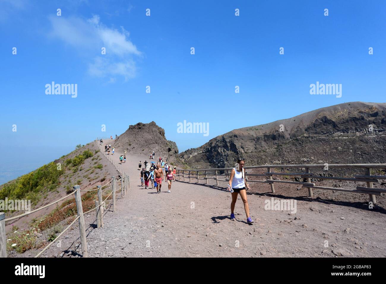 Wanderer auf dem Krater des Vulkans Vesuv in Kampanien, Italien. Stockfoto