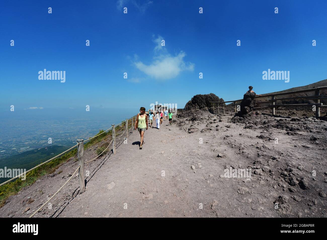 Wanderer auf dem Krater des Vulkans Vesuv in Kampanien, Italien. Stockfoto