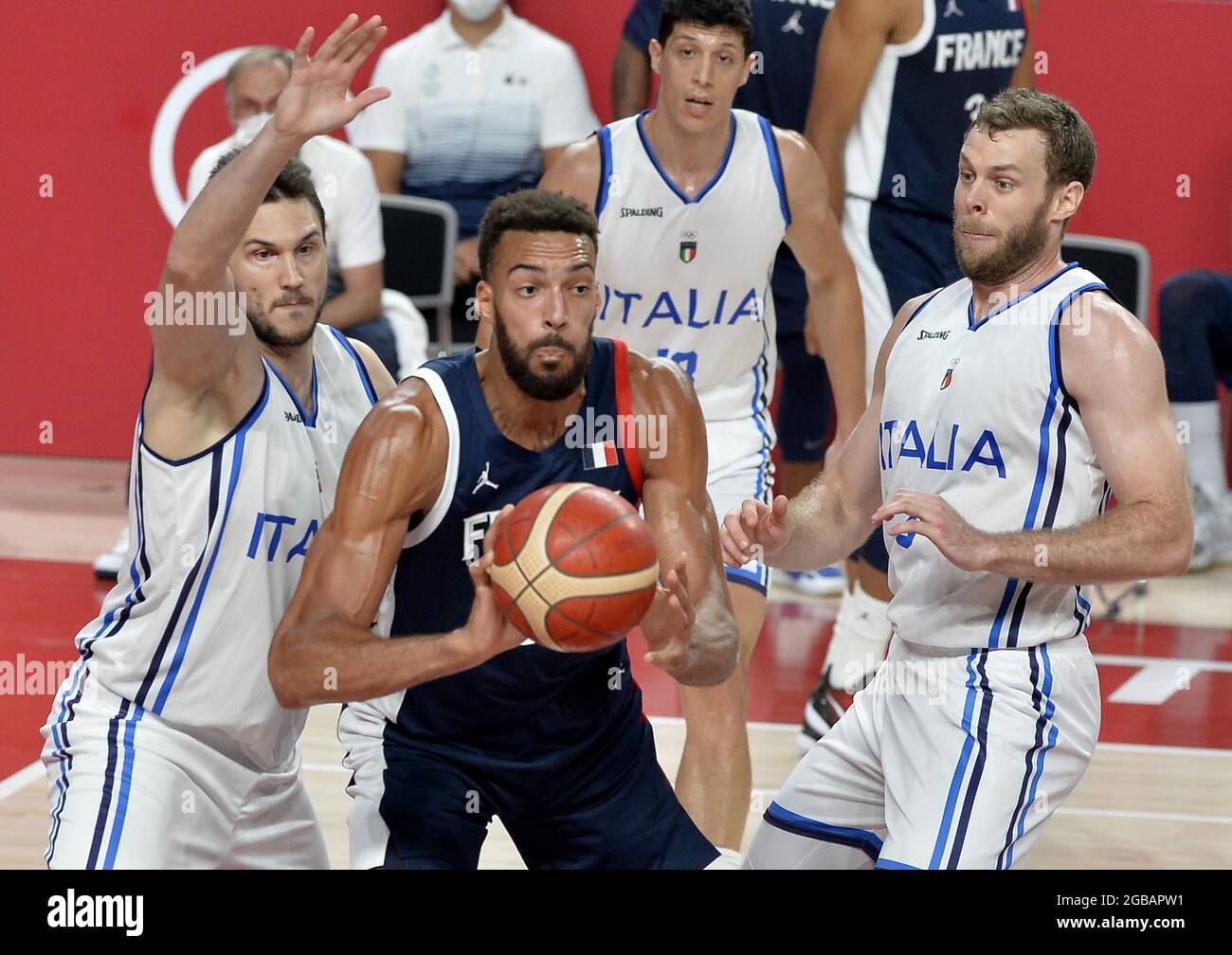 Tokio, Japan. August 2021. Der französische Rudy Gobert scheint den Ball zu überholen, da er während des Basketball-Viertelfinalspiels der Männer bei den Olympischen Spielen 2020 in Tokio am Dienstag, den 3. August 2021, von den italienischen Spielern Danilo Gallinari (L) und Stefano Tonut verteidigt wird. Foto von Mike Theiler/UPI Credit: UPI/Alamy Live News Stockfoto