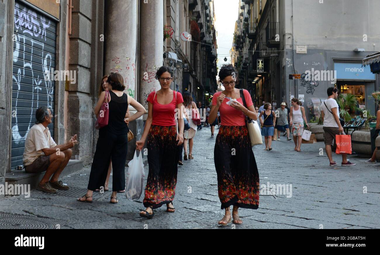 Die lebhafte Straße Piazza San Domenico Maggiore in Neapel, Italien. Stockfoto