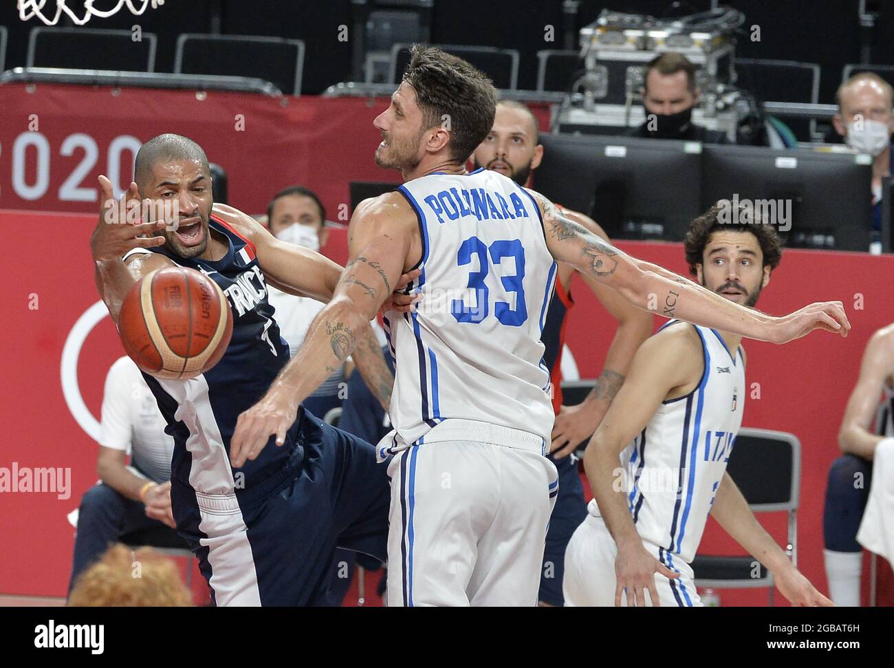Tokio, Japan. August 2021. Der Italiener Achille Polonara (33) und der französische Nicolas Batum kämpfen während des Viertelfinalspiels der Herren Basketball bei den Olympischen Spielen 2020 in Tokio am Dienstag, dem 3. August 2021, um einen Rebound. Foto von Mike Theiler/UPI Credit: UPI/Alamy Live News Stockfoto