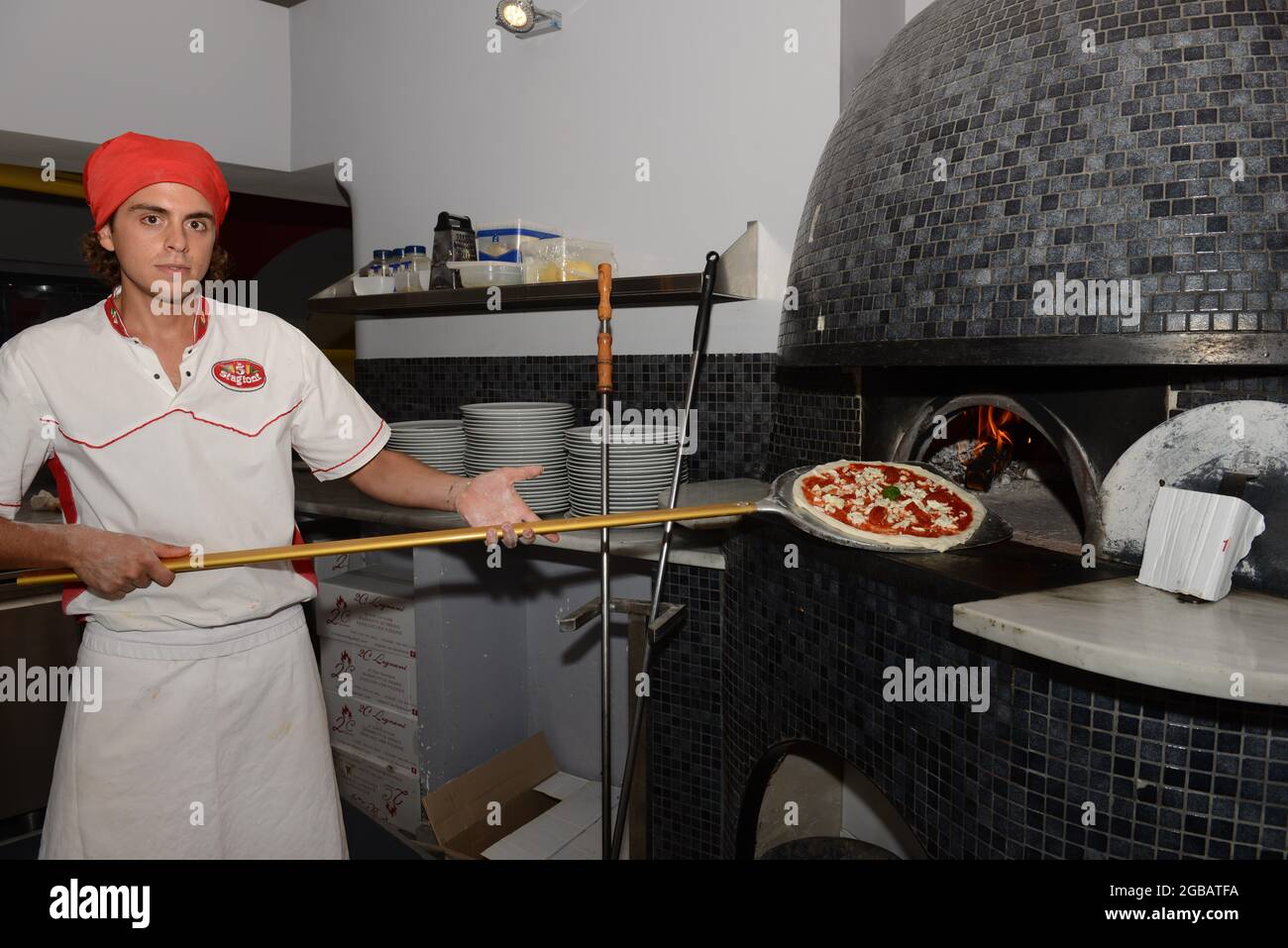 Alessandro Izzo, der Pizzabäcker Pizzeria Palazzo Petrucci im Zentrum von Neapel. Stockfoto