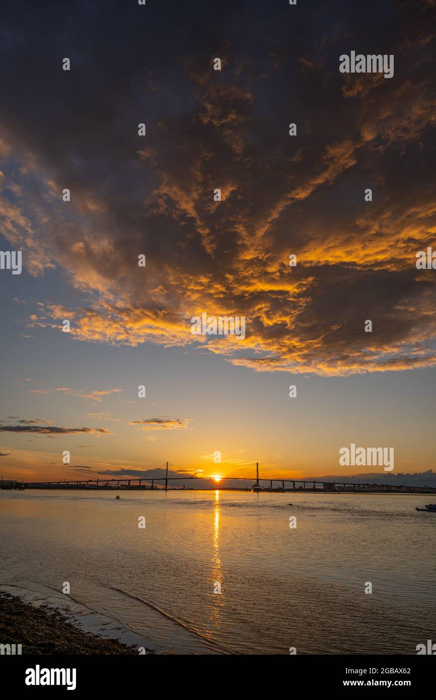 Blick auf die Dartford Bridge bei Sonnenuntergang von der Promenade in Greenhithe Kent. Stockfoto
