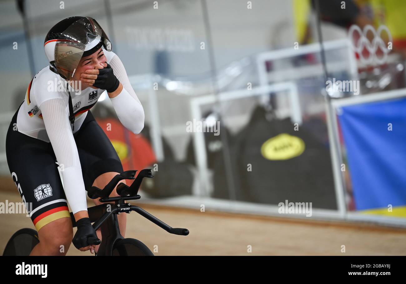 Izu, Japan. August 2021. Radfahren/Leichtathletik: Olympische Spiele, 4000-m-Team-Verfolgung, Frauen, Finale auf dem Izu Velodrome. Die deutsche Lisa Klein feiert nach dem Rennen. Quelle: Sebastian Gollnow/dpa/Alamy Live News Stockfoto