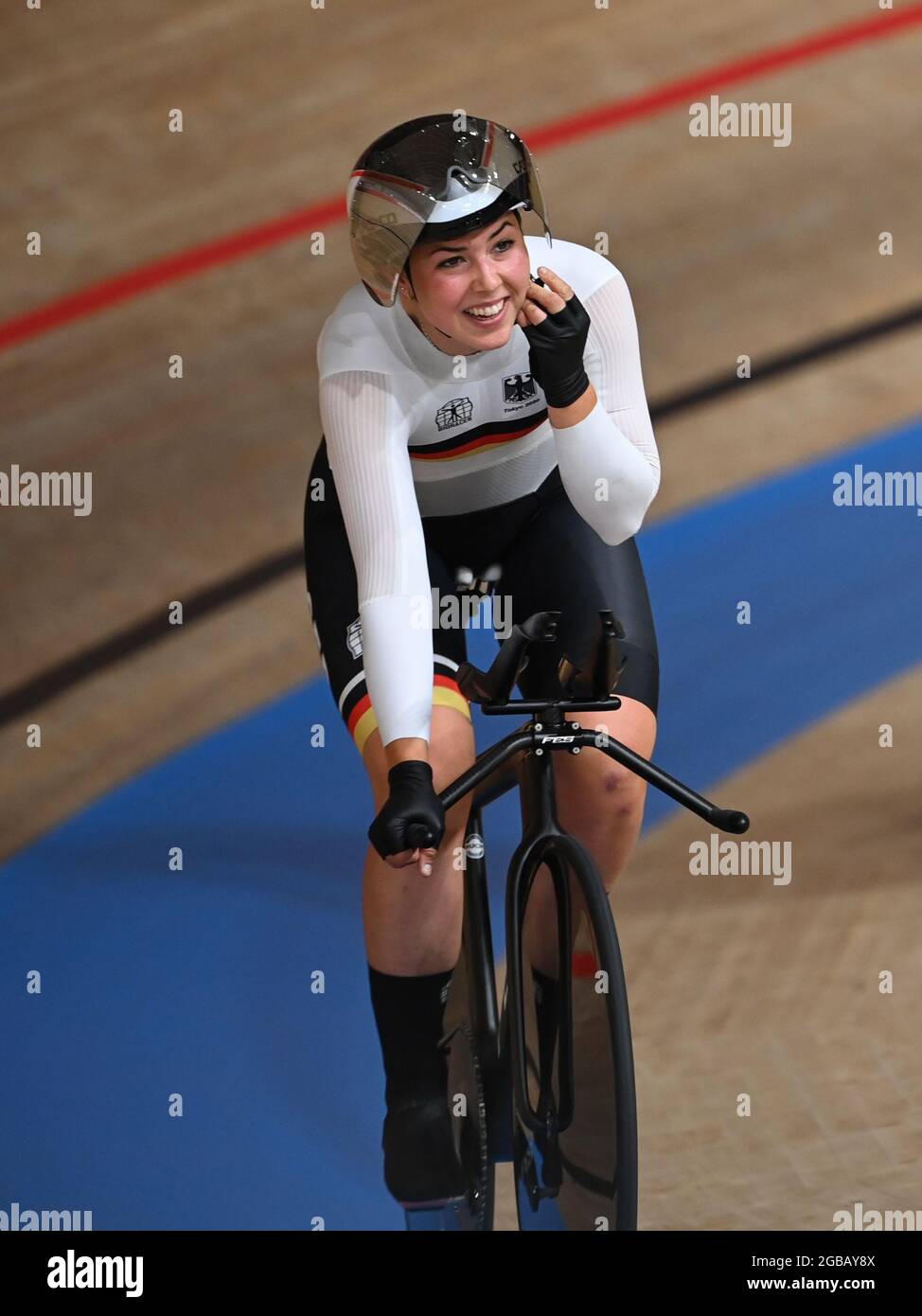 Izu, Japan. August 2021. Radfahren/Leichtathletik: Olympische Spiele, 4000-m-Team-Verfolgung, Frauen, Finale auf dem Izu Velodrome. Die deutsche Lisa Klein feiert nach dem Rennen. Quelle: Sebastian Gollnow/dpa/Alamy Live News Stockfoto