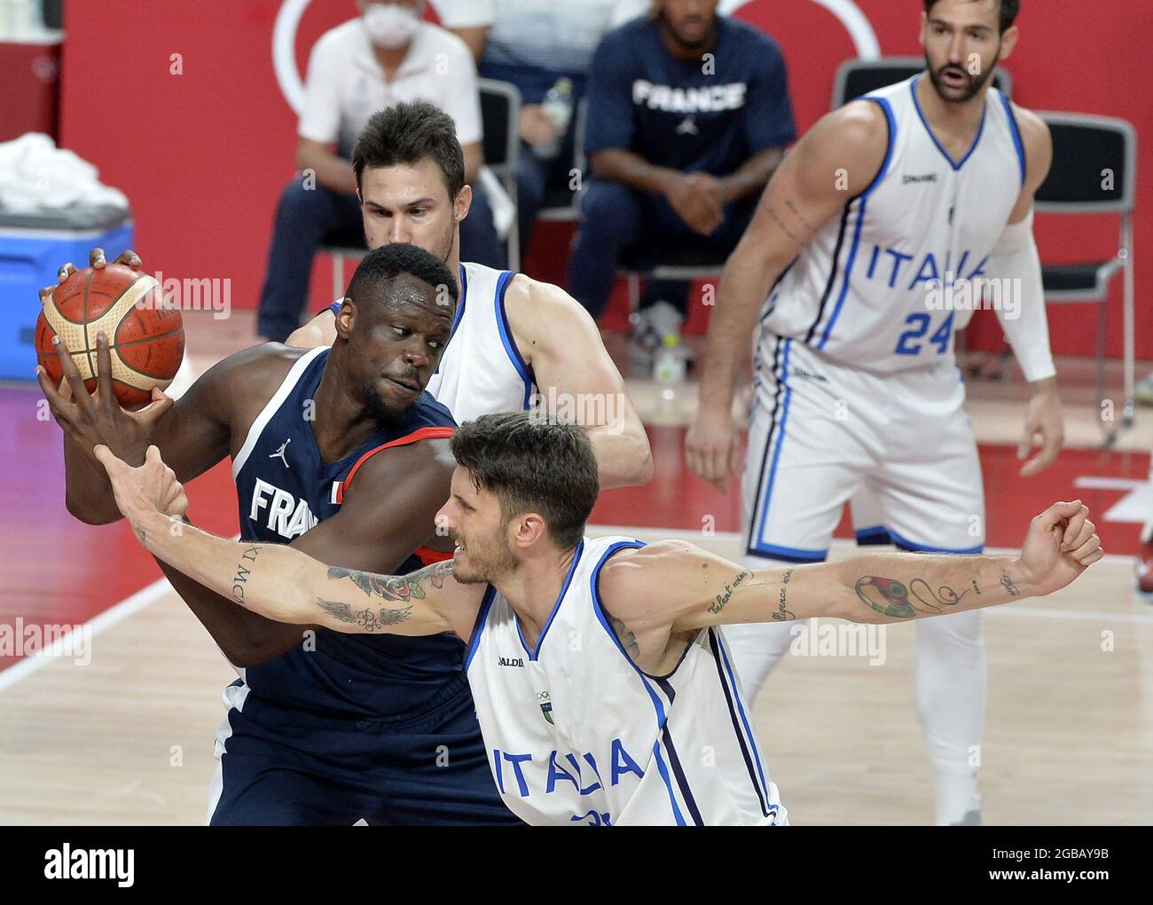 Tokio, Japan. August 2021. Der Fall von Moustapha in Frankreich wird von den italienischen Achille Polonara und Danilo Gallinari während des Basketball-Viertelfinalspiels der Männer bei den Olympischen Spielen 2020 in Tokio am Dienstag, den 3. August 2021, unter Druck gesetzt. Foto von Mike Theiler/UPI Credit: UPI/Alamy Live News Stockfoto