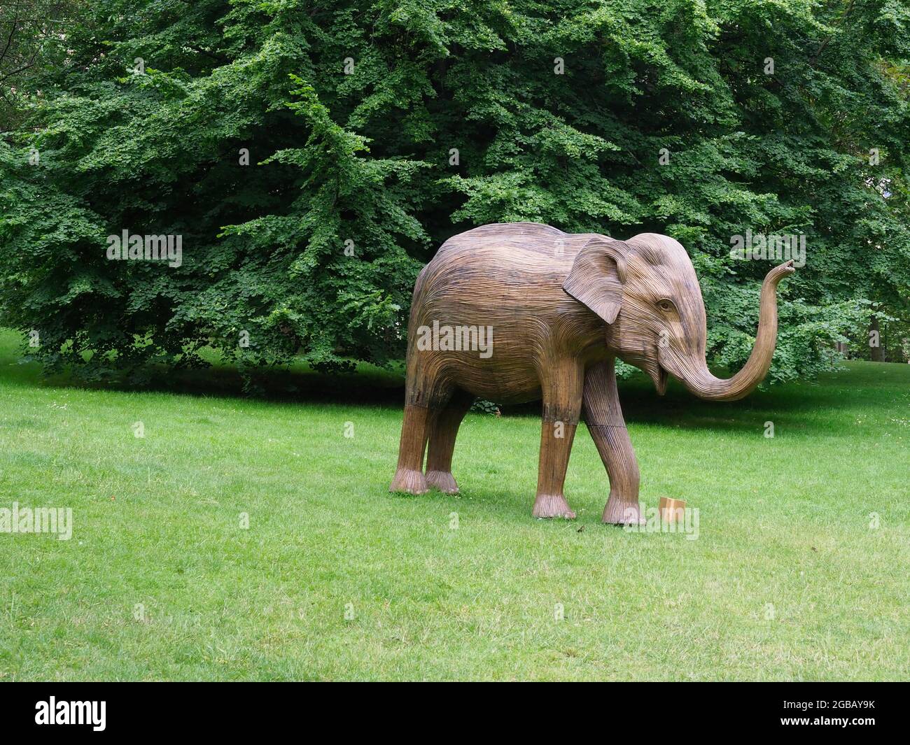 Elefantenskulptur aus einer invasiven Pflanze, die in einem Park ausgestellt ist Stockfoto