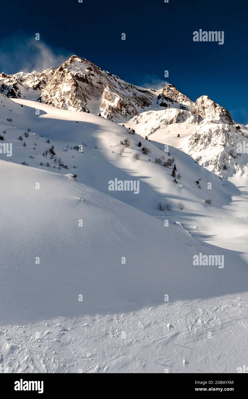 Powder-Skigebiet mit Soum de Matte im Blick auf das Skigebiet Saint-Lary-Soulan, Frankreich Stockfoto