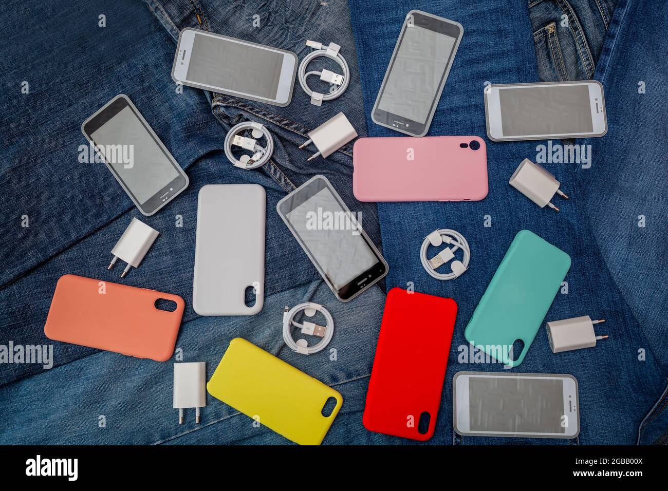 Textur von Handy-Accessoires auf einem Denim-Hintergrund Stockfotografie -  Alamy