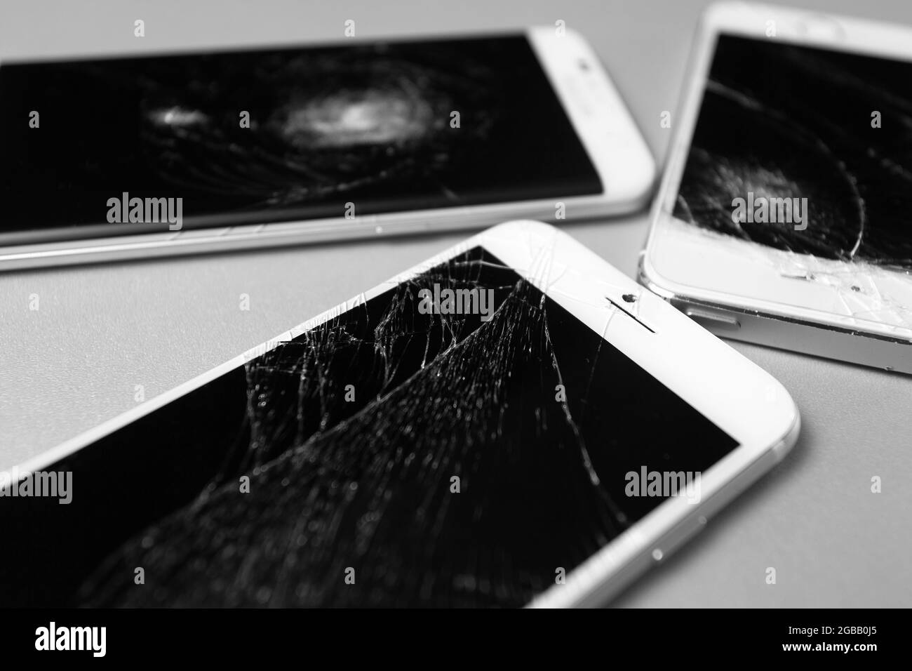 Defektes Handy-Display auf weißem Hintergrund Stockfoto