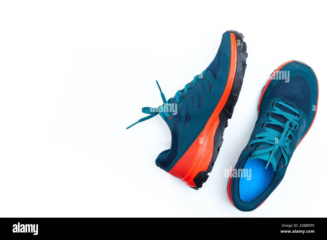 Blaue Sneakers auf weißem, isoliertem Hintergrund Stockfoto